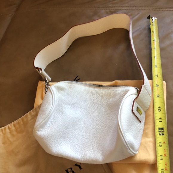 Burberry White Leather Barrel Bag - Picture 8 of 10
